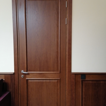 шпонированная дверь с классическими панелями - arealdv.ru - Екатеринбург